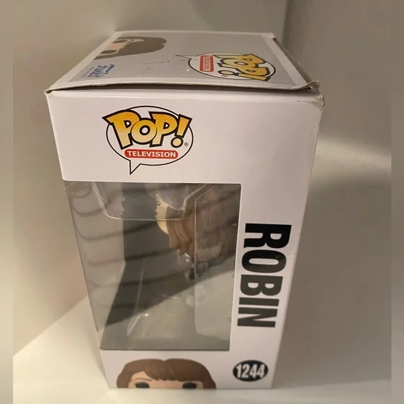 Funko POP! Robin #1244 Netflix Stranger Things NEW IN BOX - Picture 3 of 3